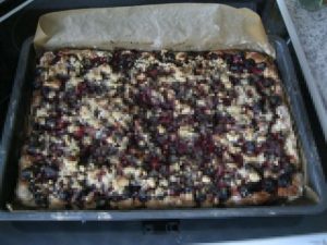 Sauerkirchkuchen mit Hefeteig gebacken als Mitbringsel 13.07.2011.JPG